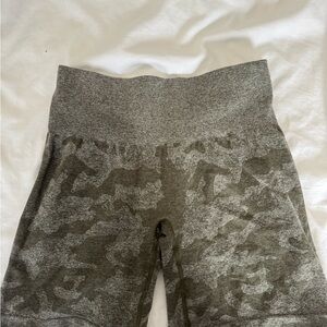 NVGTN Women's Seamless Camo Bike Shorts - Olive Gray